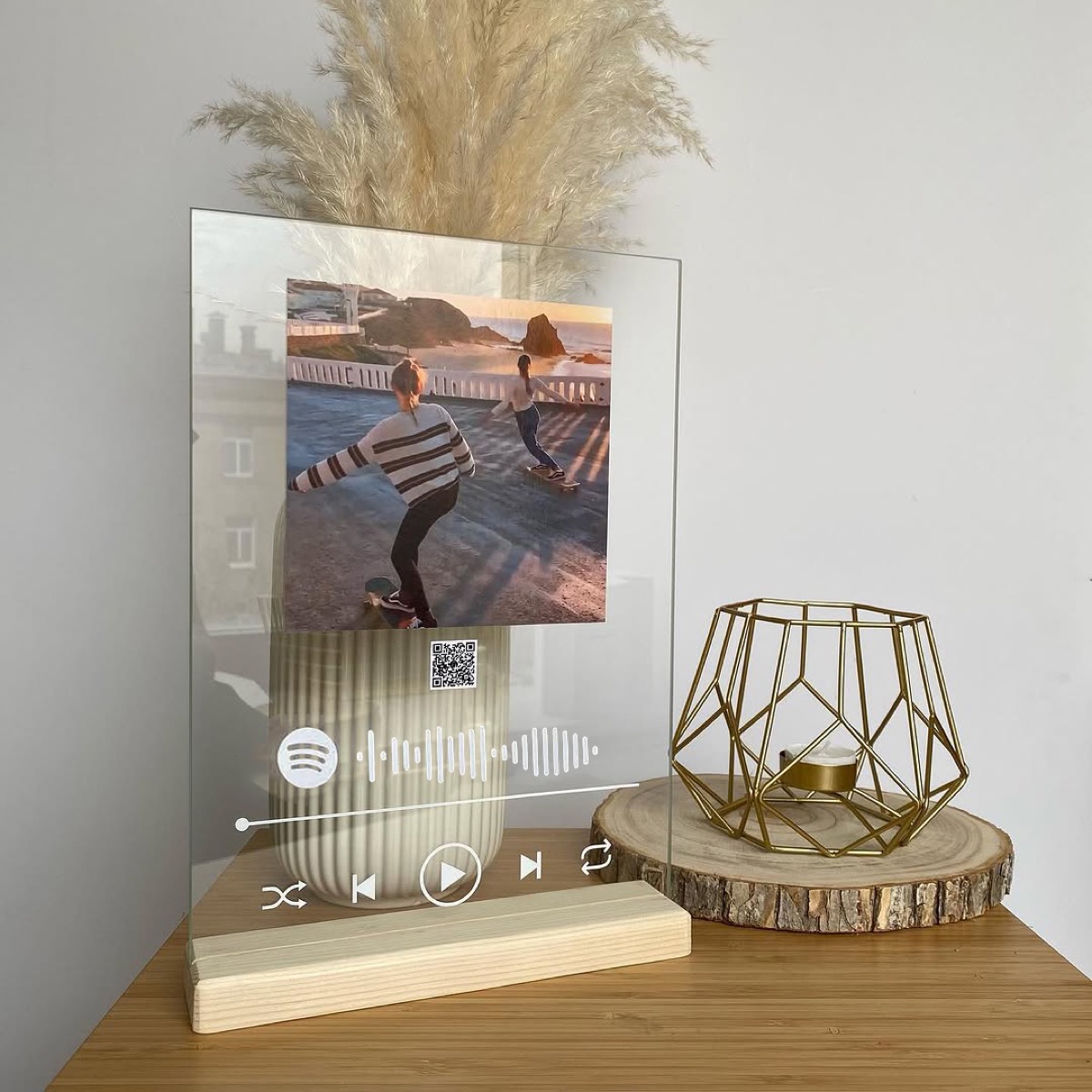AR video playing over the printed photo on the keychain